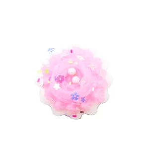 Vista superior de un juguete cupcake squishy rosa con flores y estrellas decorativas