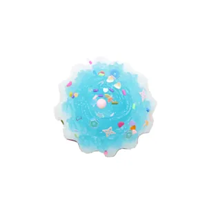 Vista detallada superior de squishy cupcake azul con purpurina y decoraciones