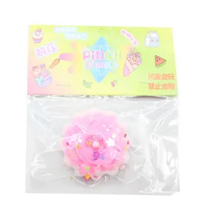 Vista detallada de un juguete squishy de pastel rosa simulado en empaque plástico transparente