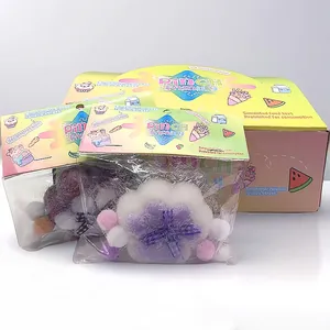 Macro-opname van zachte kattenpoot pluche knijpspeeltjes in retailverpakking