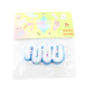 Close-up van blauw-wit gegolfd squishy speelgoed met hagelslag in transparante verpakking