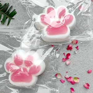 Detailopname van twee roze en witte siliconen kattenpoot squishy stressspeeltjes
