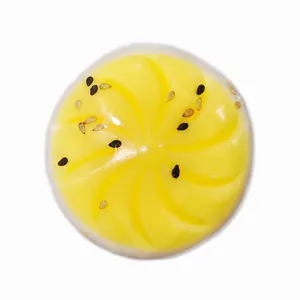 Giocattolo squishy realistico a forma di tortino al tuorlo d'uovo per alleviare lo stress