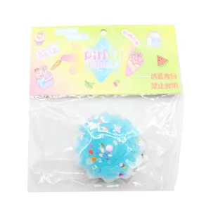 Detalle que muestra un juguete squishy de cupcake azul en su embalaje original