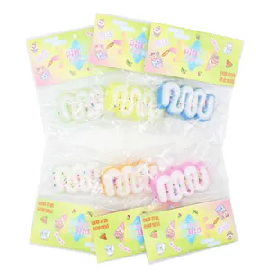 Gedetailleerd overzicht van kleurrijke S-vormige squishy speeltjes in verpakking