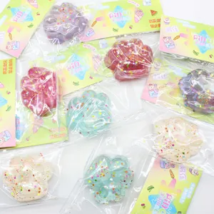 Gedetailleerd macrozicht van kleurrijke glitter kattenpoot squishies in verpakking