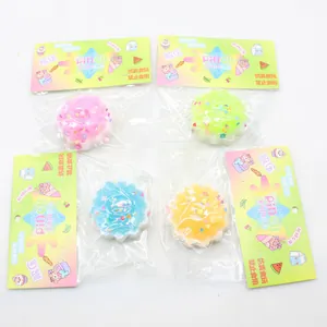 Primer plano de cuatro coloridos juguetes squishy de pastel de simulación en su empaque
