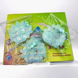 Detailansicht von simulierten blauen Waffel-Quetschspielzeugen mit Glitzer in Beuteln.