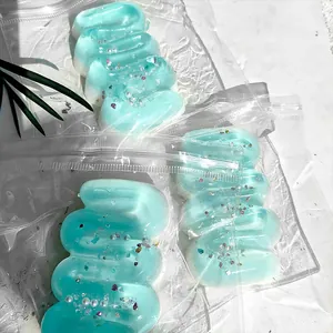 Macrodetail van gegolfde lichtblauwe squishy-speeltjes met kralen in plastic zakjes