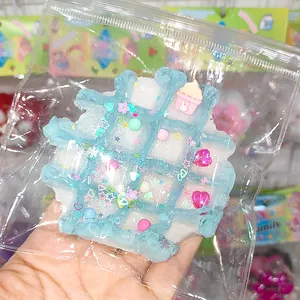 Detail eines blauen Waffel-Squishy-Spielzeugs mit Glitzer und Herzdeko in Klarsichtbeutel