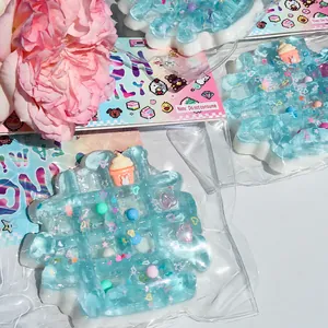 Detailaufnahme eines blauen Waffel-Squishy-Spielzeugs mit niedlichen Anhängern.