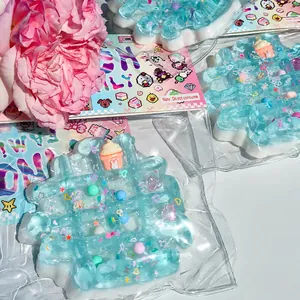 Detailaufnahme eines blauen Waffel-Squishy-Spielzeugs mit niedlichen Anhängern.