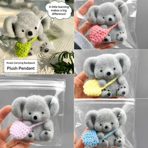 Détail de squishies koala avec divers petits sacs à dos tricotés colorés