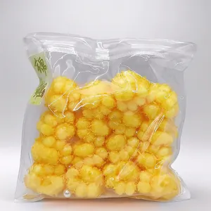 Detail von gelben Squishy-Katzenpfoten-Stressspielzeugen in einem transparenten Beutel