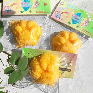 Set aus gelben Katzenpfoten-Squishy-Spielzeugen mit flauschiger Textur in Verpackung