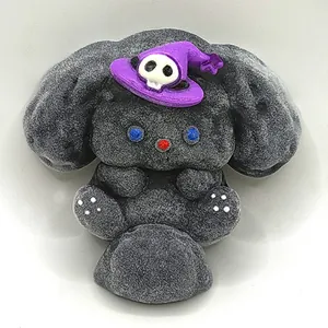 Dettaglio di un gioco antistress nero stile Cinnamoroll con cappello da strega.