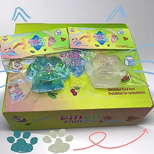 Gedetailleerd macrozicht op kleurrijke kattenpoot squishy speelgoed van Pinch Family.