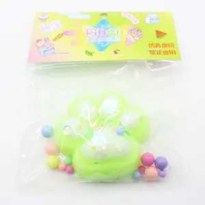 Giocattolo squishy zampa di gatto verde con glitter in confezione di plastica