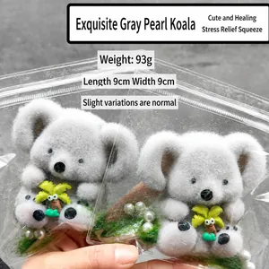 Vue détaillée du jouet squishy koala floqué gris de 93g avec un petit palmier