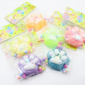 Set van kleurrijke squishy speeltjes in de vorm van een kattenpoot in verpakking