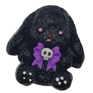 Macro di giocattolo squishy agnello goth nero con fiocco viola e ciondolo a teschio