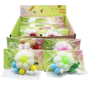 Detailweergave van zachte TPR kattenpoot squishy speelgoed in individuele verpakking.