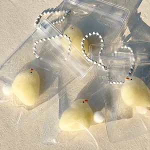 Κοντινό πλάνο με μίνι παιχνίδια squishy κοτόπουλο σε διάφανη συσκευασία