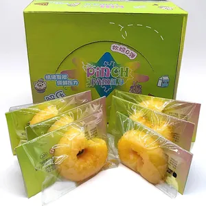 Detailansicht einzeln verpackter Käsewaffel-Quetschspielzeuge zum Stressabbau in Großpackung.
