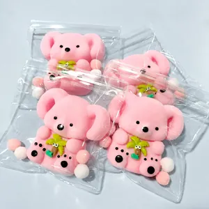 Détail de quatre jouets à presser koala roses dans un emballage plastique transparent