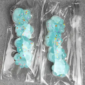 Detail von weichen blauen Katzenpfoten-Squishys mit Glitzer in Klarsichtverpackung.