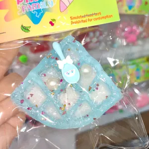 Detailansicht eines blauen Waffel-Squishy-Spielzeugs mit Glitzer und Perlen in Verpackung