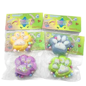 Gedetailleerde weergave van kleurrijke kattenpoot squishy speelgoed in originele verpakking