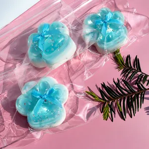 Detailopname van drie blauwe kattenpoot squishy speeltjes met schattige strikjes