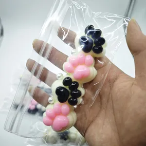 Handgehaltenes viergliedriges Katzenpfoten Squishy Spielzeug in klarer Verpackung