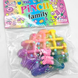 Detailansicht eines farbenfrohen Regenbogen-Waffel-Squishy-Spielzeugs in Klarsichtfolie