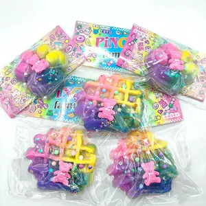 Nahaufnahme von bunten Regenbogen-Waffel-Squishy-Spielzeugen in Klarsichtverpackung