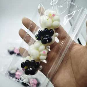 Detailansicht von vier zusammenhängenden niedlichen Katzenpfoten-Squishys mit Glitzer