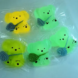 Vue détaillée de jouets squishy koala luminescents brillant dans l'obscurité.