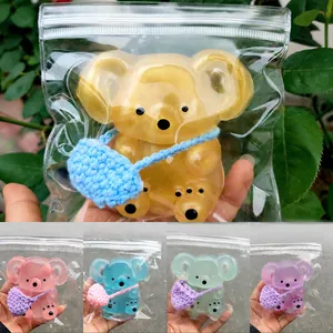 Détail montrant un jouet de décompression koala lumineux avec un petit sac en crochet coloré