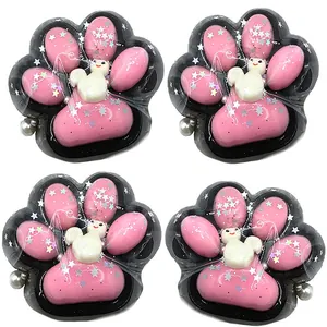 Detail van vier roze glitterende kattenpoot squishy speeltjes voor stressverlichting