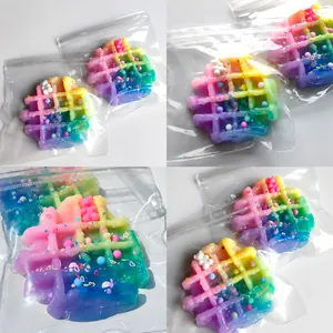 Detailansicht eines farbenfrohen Regenbogen-Waffel-Quetschspielzeugs in Plastikbeutel