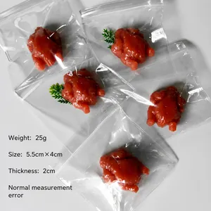 Close-up van vijf individueel verpakte gebakken kip stressverlichtend speelgoed in plastic zakjes