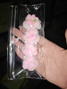 Nahaufnahme von vier weichen rosa Katzenpfoten-Squishy-Spielzeugen in Verpackung