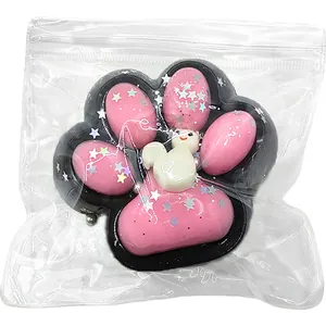 Gedetailleerde weergave van een roze kattenpoot squishy met sterrenglitters en textuur