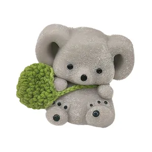Adorable jouet de décompression koala gris floqué avec un petit accessoire tricoté