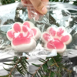 Close-up van twee zachte roze en witte kattenpoot squishy stressspeeltjes in verpakking