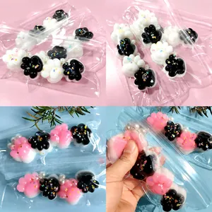 Detailansicht der weichen Katzenpfoten-Squishies mit bunten Sternen-Dekoflocken.