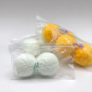 Vista dettagliata dei giocattoli squishy Mochi Daifu in una scatola da esposizione.