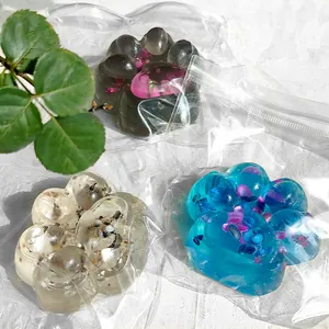 Primo piano di giocattoli squishy a forma di zampa di gatto con glitter in vari colori