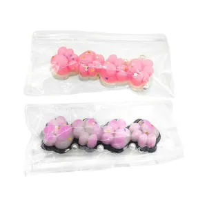 Niedliches Squishy-Spielzeug mit vier verbundenen Katzenpfoten in Rosa und Violett